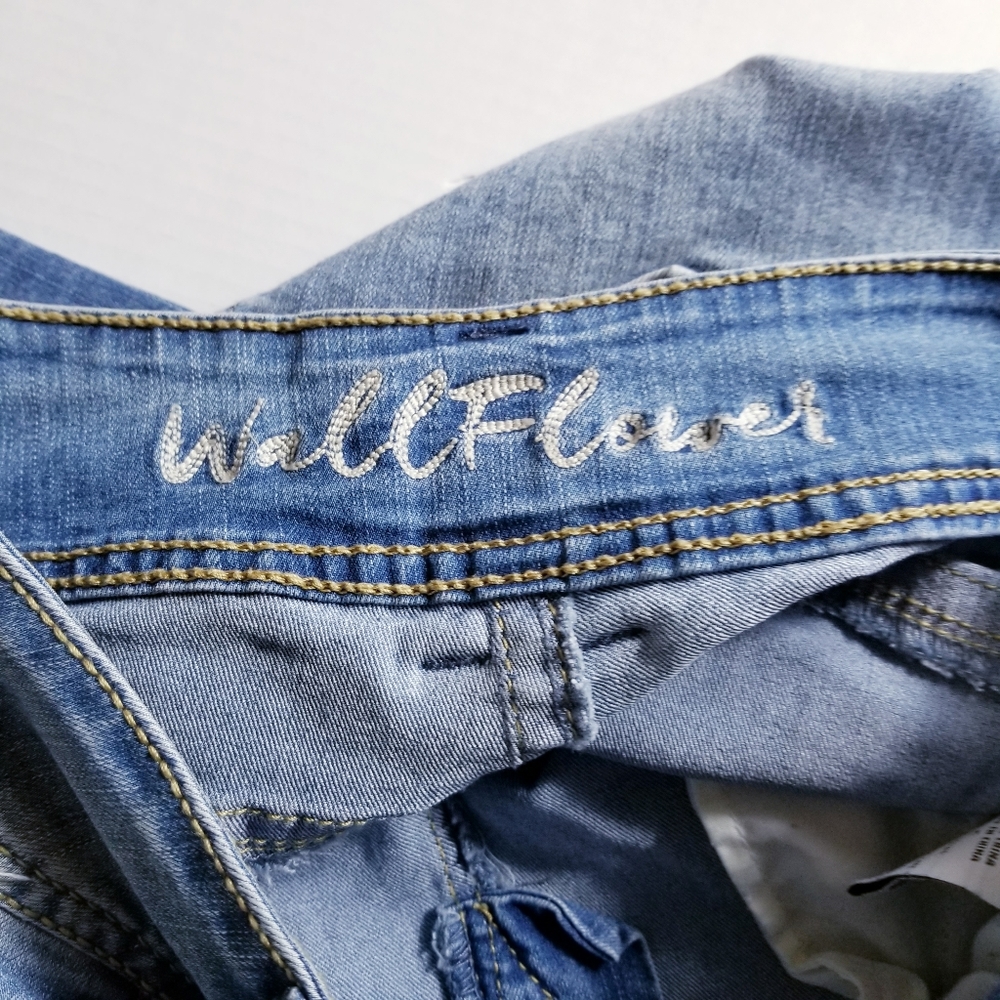 WALLFLOWER MID RISE 2 BUTTON JEAN SIZE 5 - Picture 3 of 12